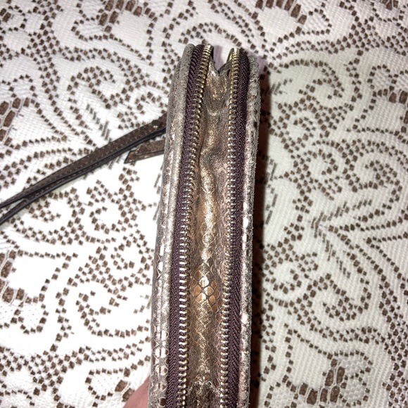 BR expandable wristlet - Picture 6 of 7